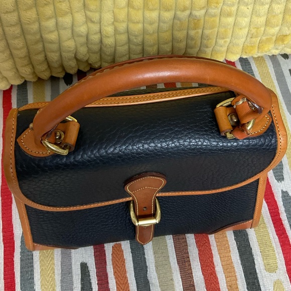 🚨SALE Vintage Dooney & Bourke Black/Tan Small Carpet/Handle Bag. PRICE FINAL - Picture 6 of 15